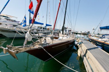 Mayıs 2015 - Vladivostok, Rusya - Vladivostok Yat Kulübü. Vladivostok 'un güzel havasında rıhtımda pahalı tekne ve yatlar duruyor..