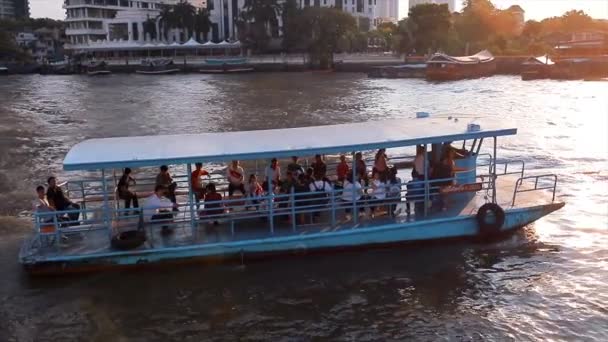 2019年4月 泰国曼谷 潮府河 一艘旅游船在泰国主要河流的褐色水面上漂流 亚洲的河流运输 慢动作 — 图库视频影像