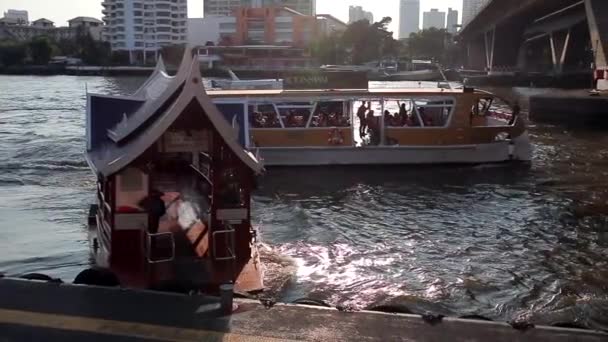 Квітень 2019 Бангкок Таїланд Чао Фрая Туристичний Човен Плаває Коричневій — стокове відео