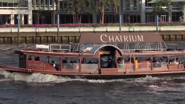 2019 バンコク チャオプラヤ川 タイの主な川の茶色の水に観光船が浮かんでいます アジアの川の輸送 スローモーション — ストック動画