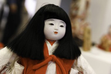 Yakın plan. Samuray, geyşa ve çocukları betimleyen porselen Japon bebekleri..
