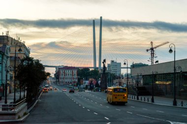2015 Yazı - Vladivostok, Rusya - Vladivostok Merkez Caddesi. Şafakta Svetlanskaya Caddesi 'nde. Vladivostok 'un boş caddesi tarihi merkezde.