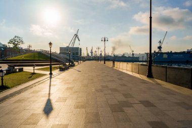 2015 Yazı - Vladivostok, Rusya - Vladivostok 'taki Tsesarevich Nicolay Embankment. Şafakta deniz kenarında yürüyüş alanı.