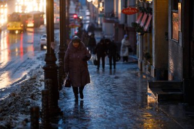 2015 Kışı - Vladivostok, Rusya - İnsanlar akşamları Vladivostok 'un merkezinde kardan temizlenmemiş kaldırımlarda işe giderler