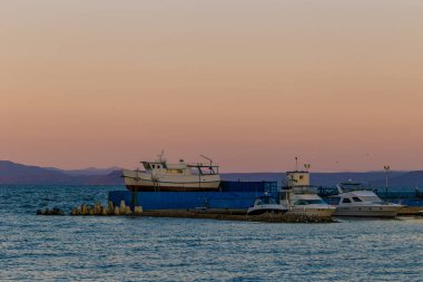 İzima, 2015 - Vladivostok, Rusya - Vladivostok 'un merkezine tekne parkı. Kış boyunca tekneler karada durur.