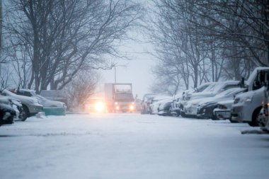 2015 Kışı - Vladivostok, Rusya - Arabalar merkezi karlı yollar boyunca sürer. Şehirde kar yağışı.