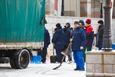 2015 Kışı - Vladivostok, Rusya - Kürekli yol işçileri Vladivostok sokaklarını kardan temizledi