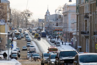 2015 Kışı - Vladivostok, Rusya - Arabalar merkezi karlı yollar boyunca sürer. Şehirde kar yağışı.