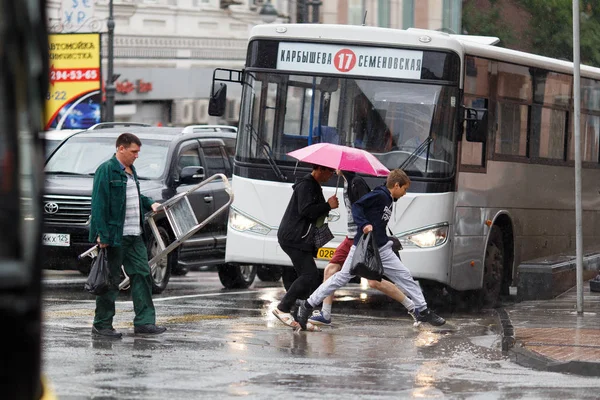 Lato 2015 Władywostok Rosja Ulice Miasta Władywostok Mokre Deszczu Ludzie — Zdjęcie stockowe