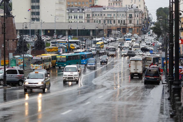 Sommar 2015 Vladivostok Ryssland Gator Staden Vladivostok Våt Regn Bilar — Stockfoto