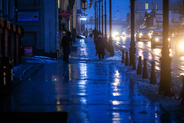 Зима 2015 Владивосток Росія Люди Йдуть Роботу Ввечері Тротуарі Очищаючи — стокове фото