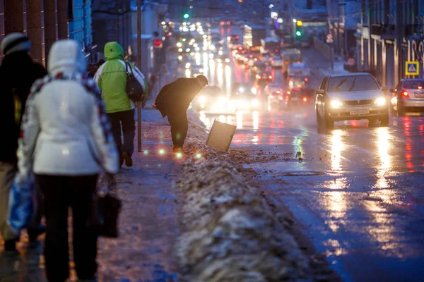 Zima 2015 Vladivostok Rusko Večer Chodí Lidé Práce Chodníky Které — Stock fotografie