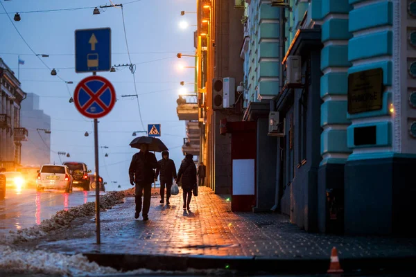 Sommar 2015 Vladivostok Ryssland Gator Staden Vladivostok Våt Regn Människor — Stockfoto