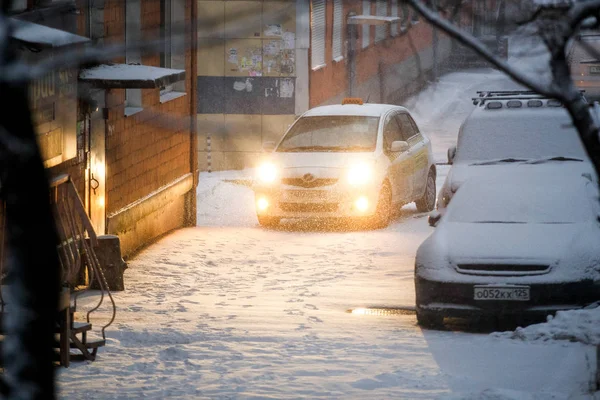 Зима 2015 Года Владивосток Россия Автомобили Едут Центральным Заснеженным Дорогам — стоковое фото