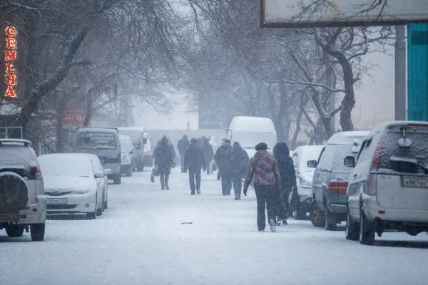 Winter 2015 Vladivostok Rusland Mensen Die Tijdens Een Sneeuwval Door — Stockfoto