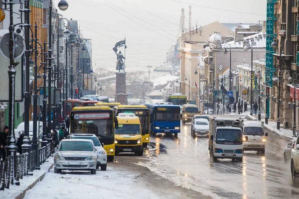 Vinter 2015 Vladivostok Ryssland Bilar Kör Längs Centrala Snöiga Vägar — Stockfoto