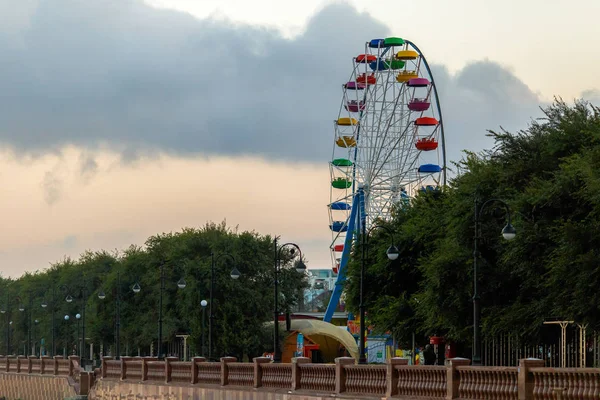 Schönes Riesenrad Auf Dem Sportdamm Von Wladiwostok Sommer — Stockfoto