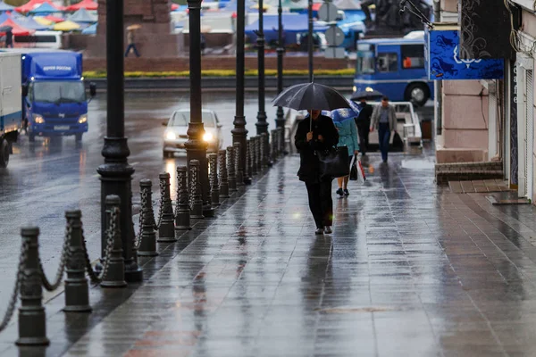 Verano 2015 Vladivostok Rusia Clima Lluvioso Ciudad Gente Camina Bajo — Foto de Stock
