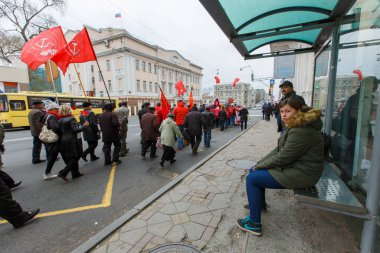 2015 Kışı - Vladivostok, Rusya - 7 Kasım 'daki büyük devrimin başlangıcı için bir geçit töreni. Bir grup komünist, Vladivostok 'un ana caddesi boyunca bayraklarla yürüyor.
