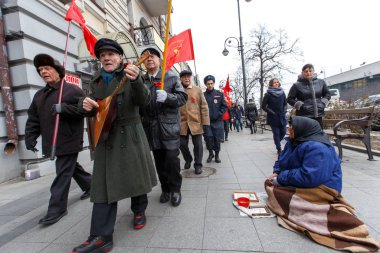 2015 Kışı - Vladivostok, Rusya - 7 Kasım 'daki büyük devrimin başlangıcı için bir geçit töreni. Bir grup komünist, Vladivostok 'un ana caddesi boyunca bayraklarla yürüyor.