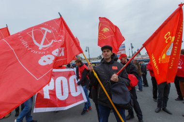2015 Kışı - Vladivostok, Rusya - 7 Kasım 'daki büyük devrimin başlangıcı için bir geçit töreni. Bir grup komünist, Vladivostok 'un ana caddesi boyunca bayraklarla yürüyor.