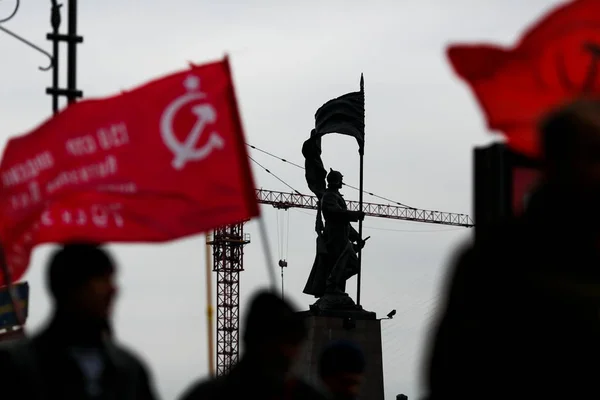 Communistische Vlag Ontwikkelt Zich Tegen Achtergrond Van Het Witte Garde — Stockfoto