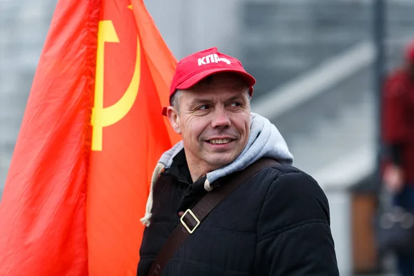 Зима 2015 Владивосток Росія Мітинг Комуністів Станції Владивосток Чоловік Тримає — стокове фото