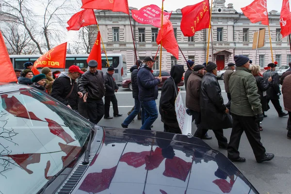 2015 Kışı - Vladivostok, Rusya - 7 Kasım 'daki büyük devrimin başlangıcı için bir geçit töreni. Bir grup komünist, Vladivostok 'un ana caddesi boyunca bayraklarla yürüyor.