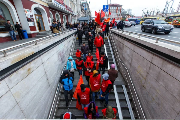 2015 Kışı - Vladivostok, Rusya - 7 Kasım 'daki büyük devrimin başlangıcı için bir geçit töreni. Bir grup komünist, Vladivostok 'un ana caddesi boyunca bayraklarla yürüyor.