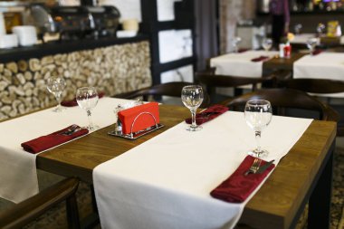 Yeni bir oteldeki bir restoranda güzel bir masa. Yemek masası servisi..