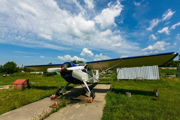 2015 yazında Novonezhino, Rusya 'da eski bir helikopter rotor uçağı yeşil bir havaalanında. Pervaneli eski bir havaalanı..