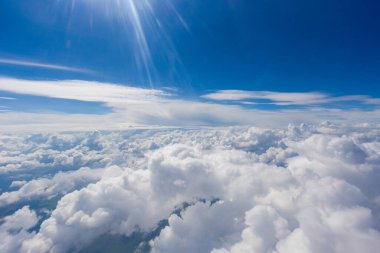 Bir uçağın lombozundan görüntü. 10.000 metre yükseklikten güzel bir beyaz bulut manzarası..