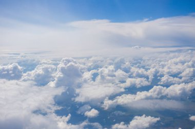 Bir uçağın lombozundan görüntü. 10.000 metre yükseklikten güzel bir beyaz bulut manzarası..
