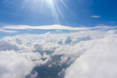 Bir uçağın lombozundan görüntü. 10.000 metre yükseklikten güzel bir beyaz bulut manzarası..