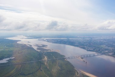 Yukarıdan bak. Blagoveshchensk sınır şehri bir uçak penceresinden. Amur Nehri üzerinde Rusya ve Çin 'i birbirine bağlayan bir köprü..