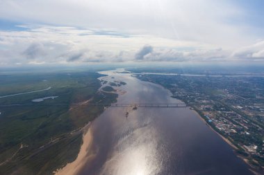 Yukarıdan bak. Blagoveshchensk sınır şehri bir uçak penceresinden. Amur Nehri üzerinde Rusya ve Çin 'i birbirine bağlayan bir köprü..