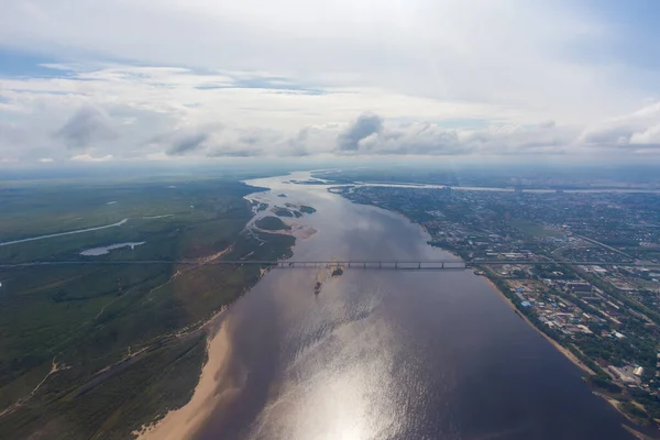 从上面看边境城市Blagoveshchensk从一个飞机窗口 阿穆尔河上一座连接俄罗斯和中国的桥 — 图库照片
