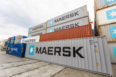 2015 Yazı - Vladivostok, Rusya - Vladivostok Deniz Konteyner Terminali. Deniz ticaret limanının toprağı konteynırlarla dolu..