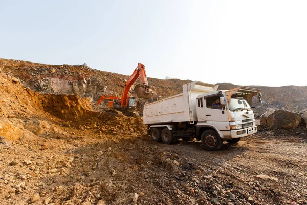 2015年秋 俄罗斯普里莫尔斯基 克雷伊 工业摄影 采石场的掘墓人提取天然的石头和泥土 重型罐车在卡车上装土 — 图库照片