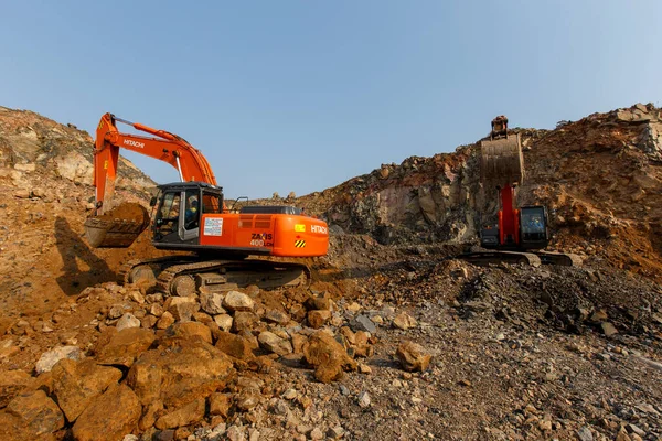 2015年秋 俄罗斯普里莫尔斯基地区 工业摄影 挖掘机在一个采石场上工作 挖掘机挖土 — 图库照片