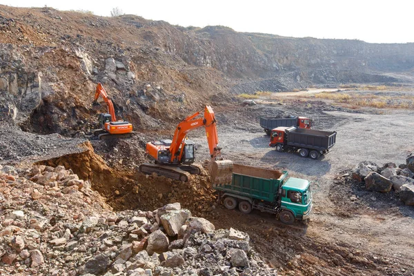 Efterår 2015 Primorsky Krai Rusland Industriel Fotografering Gravemaskiner Stenbrud Ekstrakt - Stock-foto