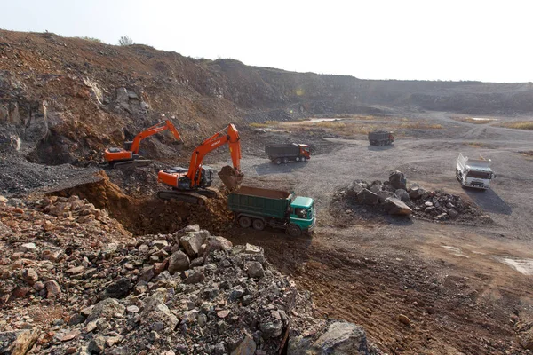 2015 沿海地方 ロシア 工業用写真 採石場の掘削機は 天然石や土壌を抽出します 大型バケットカーはトラックに土を積む — ストック写真