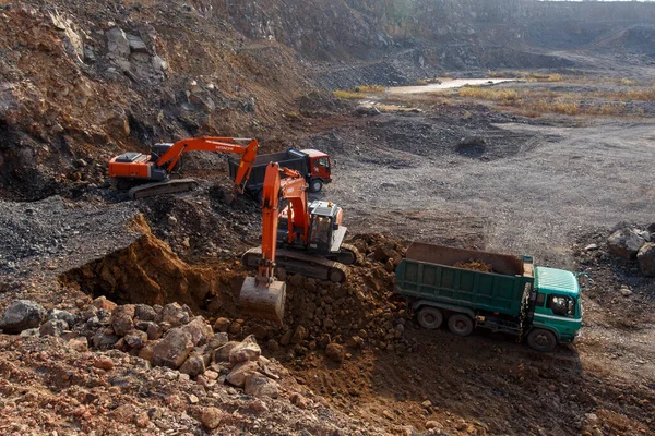 2015 沿海地方 ロシア 工業用写真 採石場の掘削機は 天然石や土壌を抽出します 大型バケットカーはトラックに土を積む — ストック写真