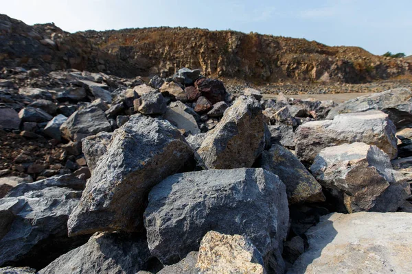 Промышленная Фотография Вулканическая Скала Карьере Природный Камень Производства Блоков Кирпичей — стоковое фото
