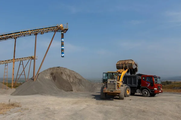 2015 沿海地方 ロシア 工業用写真 イエローショベルは砂の採石場で動作します 重い掘削機は大きな山の中でTsebenを評価します — ストック写真
