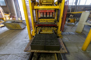 Sanayi fotoğrafçılığı. Doğal taştan tuğla üretimi için bir basın makinesi. Tuğla ve blok üretim