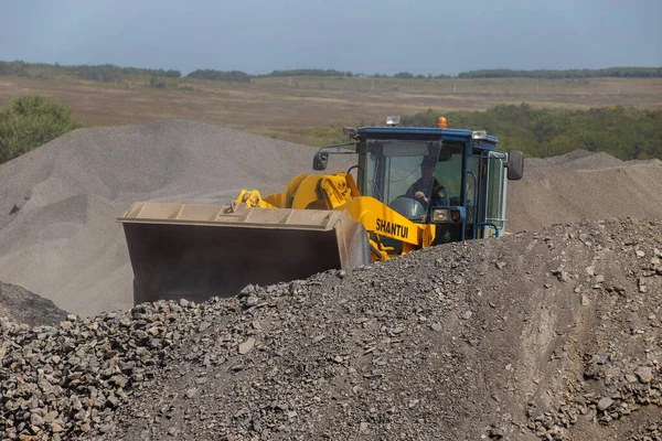 2015年秋 俄罗斯普里莫尔斯基地区 工业摄影 黄色的挖掘机在一个采石场上工作 一台重型挖掘机在一个大堆中挖掘出一个车头 — 图库照片