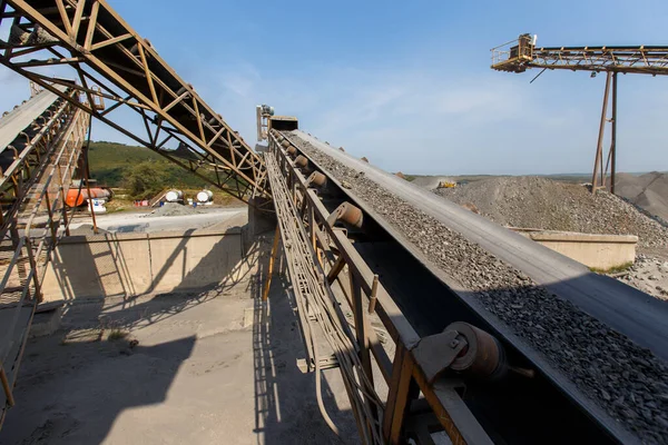 工業用写真 採石場でダンプトラック用の砕石コンベア — ストック写真