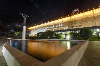 Sanayi fotoğrafçılığı. Gece Zeya Barajı 'nın genel manzarası. Güzel arka plan hidroelektrik santrali.