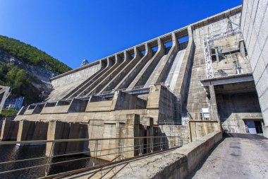 Sanayi fotoğrafçılığı. Beton barajın arka planında Zeya hidroelektrik santralinin türbinleri olan ana bina..